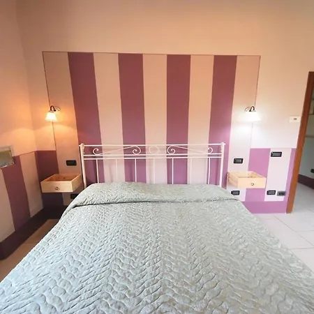 Very Pretty Spoleto-poolside-sleeps-20pool, Jacuzzi, Gardens - Views *