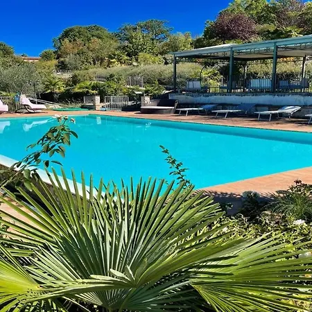 Very Pretty Spoleto-poolside-sleeps-20pool, Jacuzzi, Gardens - Views فيلة سبوليتو